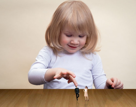 Djeca vrte mame i tate oko malog prsta