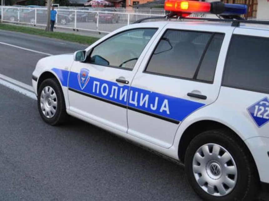 Пијани полицајац пуцао у кафићу