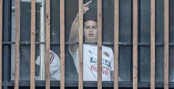 Hames izgubio živce, srednji prst za reportere!