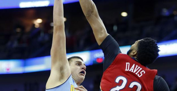 NBA: ''Obrva'' Dejvis zaustavio Jokića, Denver ugrozio plej-of!