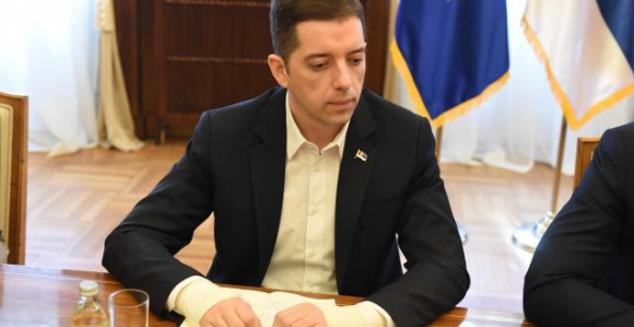 Na sastanku sa zavojem na ruci