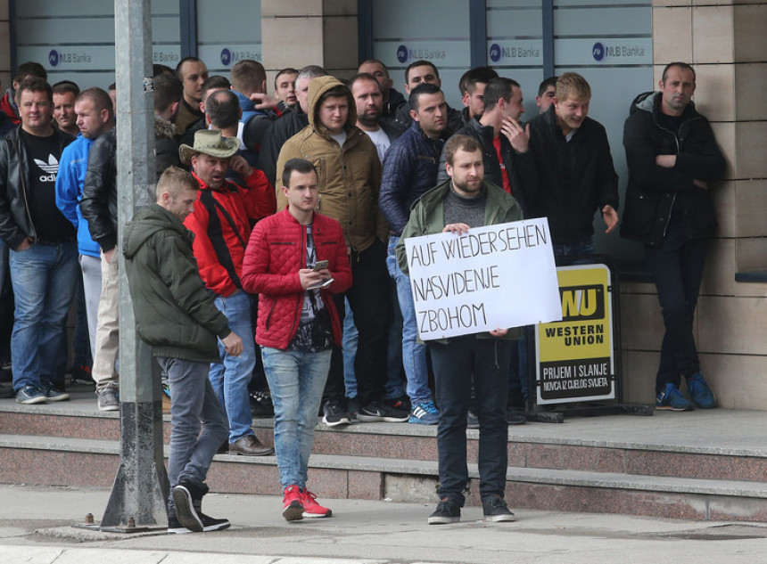 Političari se bahate, građani odlaze!