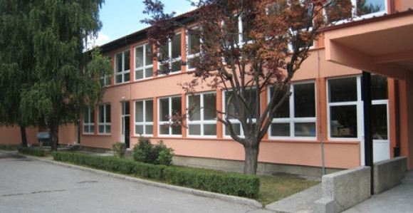 Ručna bomba blizu osnovne škole 