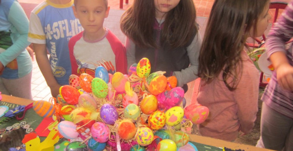 Prodavali jaja i pomagali svojoj školi