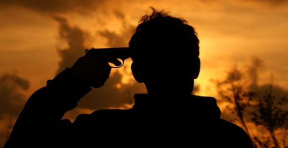 Pucao sebi u glavu naočigled prolaznika