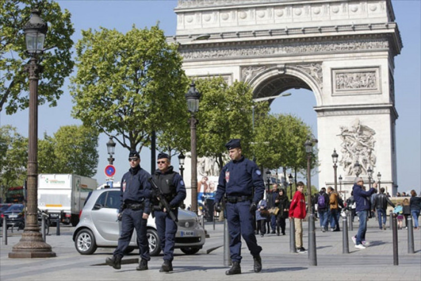 Islamista ranio dva policajca