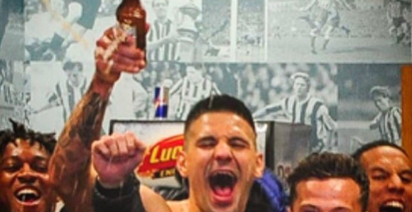 Navijači mole Njukasl da ne prodaje Mitrovića!