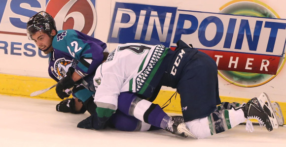 Video: Kad na hokeju sijevaju pesnice!