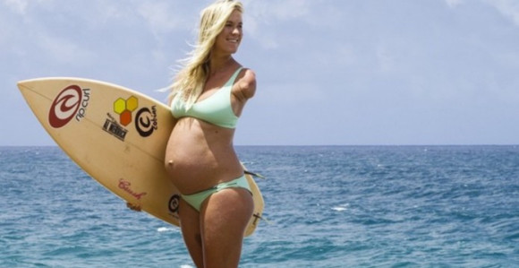 Video: Ajkula joj je odgrizla ruku, ali...