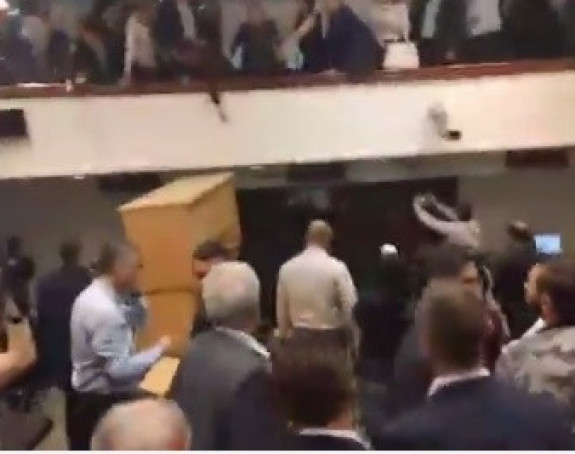 Haos u Skoplju, povrijeđen Zaev