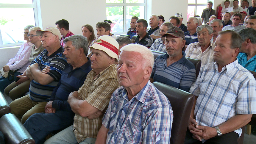 Мјештани Јање против насипа