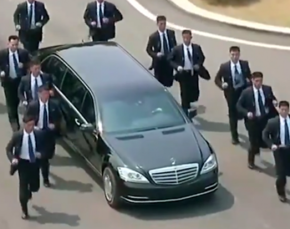 Neviđena scena: Kako se čuva Kim