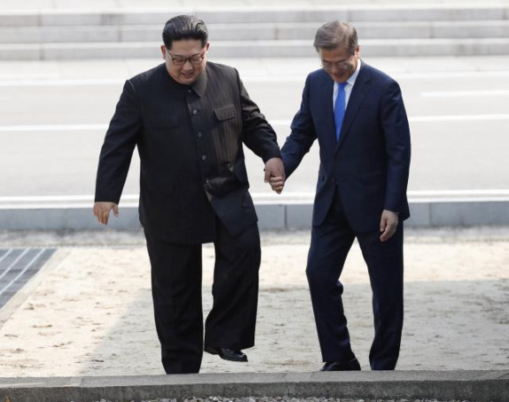 Rukovanje Kima i Muna na granici