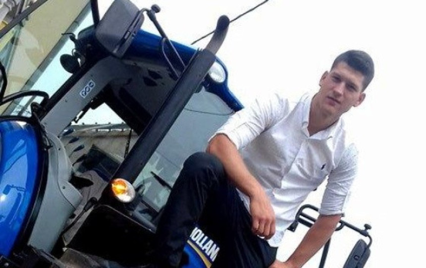 Limuzine su prošlost, na maturu otišao traktorom