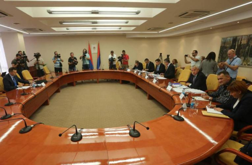 "Ministre, ne ometaj rad Odbora"!