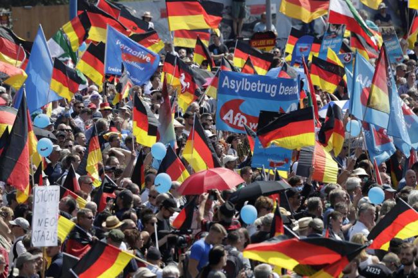 Protest u Berlinu: “Merkel da ode“