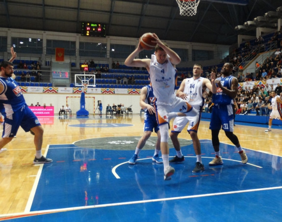 Strašni Mornar srušio Budućnost i zakazao majstoricu!