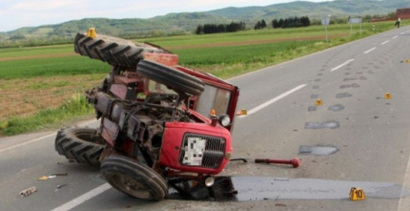 Bježao traktorom i zamalo poginuo
