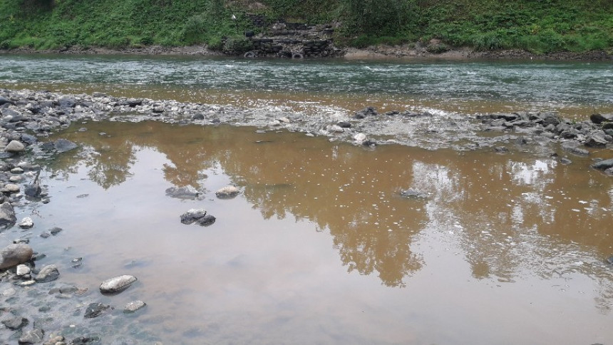 Centrom grada teku fekalije