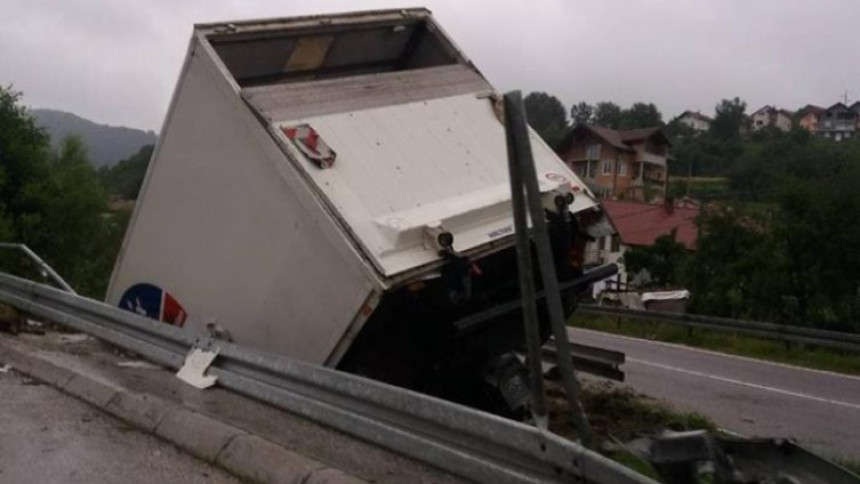 Prevrnuo se kamion s ovcama 