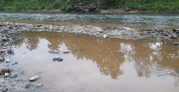 Centrom grada teku fekalije