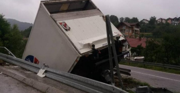 Prevrnuo se kamion s ovcama 