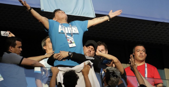 Šta je sa Maradonom? On kaže: "Ma, nije mi ništa!"