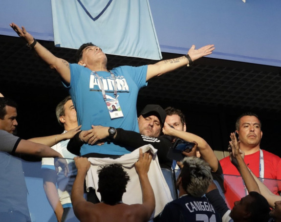 Šta je sa Maradonom? On kaže: "Ma, nije mi ništa!"