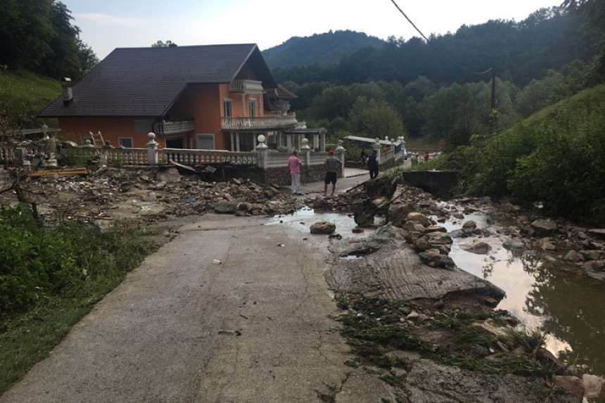 Вода однијела зид дуг 10 метара