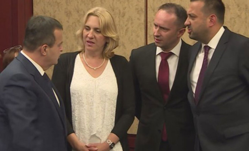 Ko prati Željku po svijetu? 