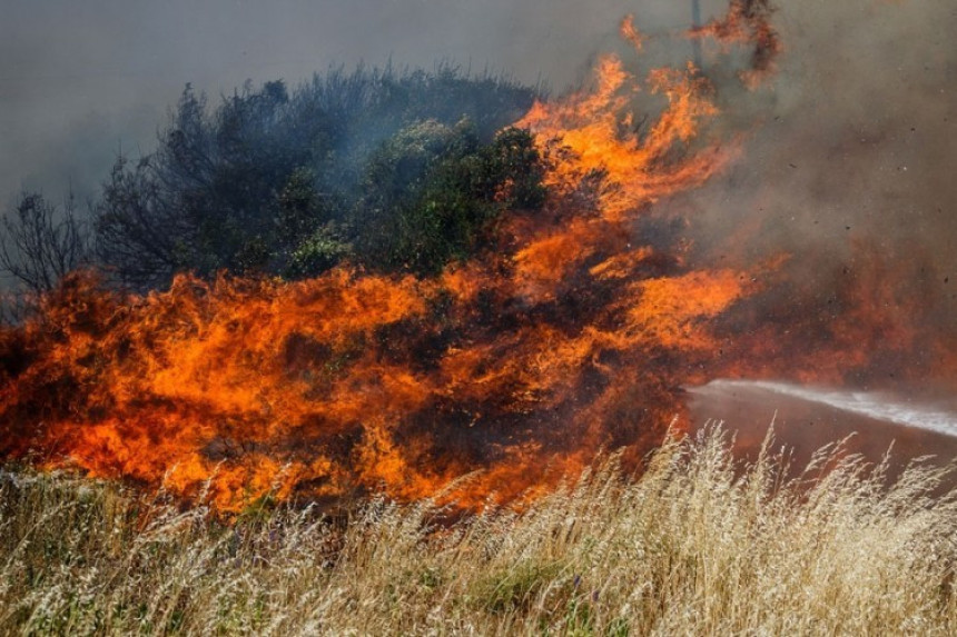 Šibenik: Vatra blizu kućama