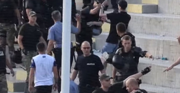 Sukob navijača i policije (VIDEO)