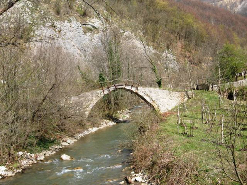 Kanjon, utvrđenja Ad Drinum i orlovi