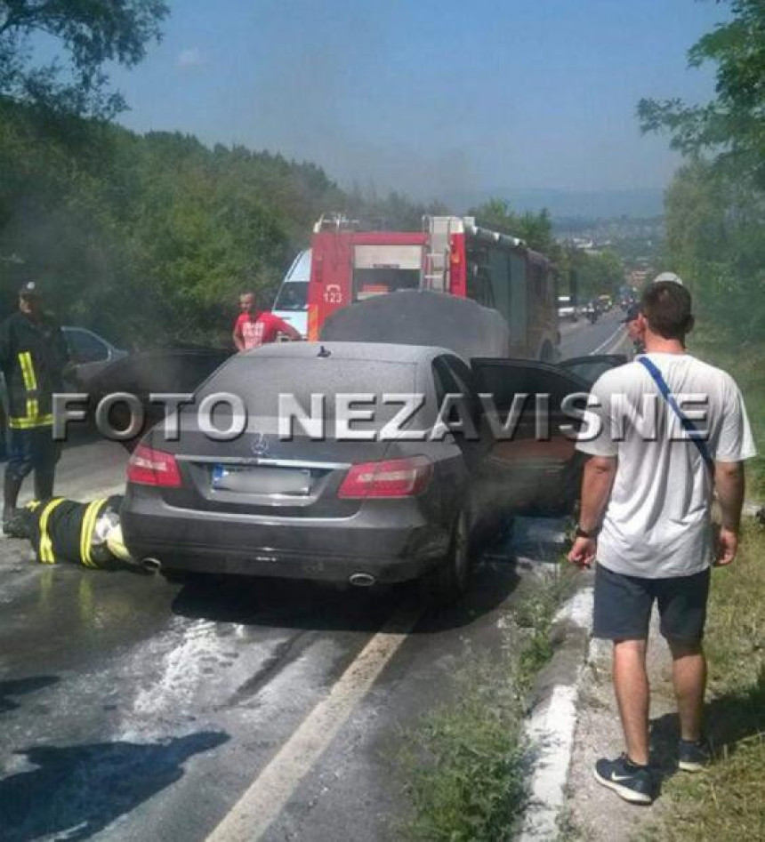 Banjaluka: Mercedes se zapalio u vožnji
