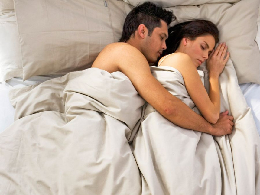 Због чега би парови требали спавати загрљени?