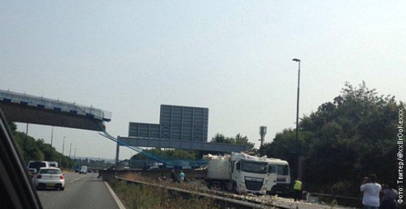 Nadvožnjak se srušio na auto-put