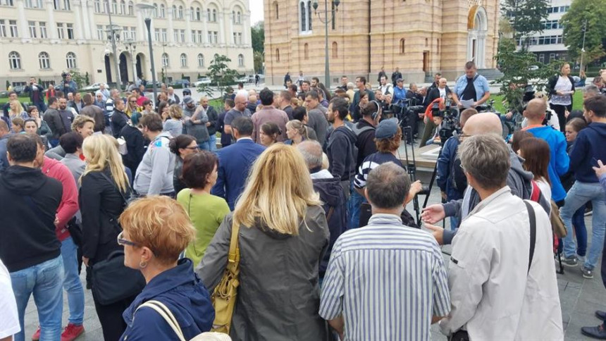 Stotinu novinara pred Palatom