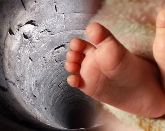 Užas: Majka bacila bebu u bunar