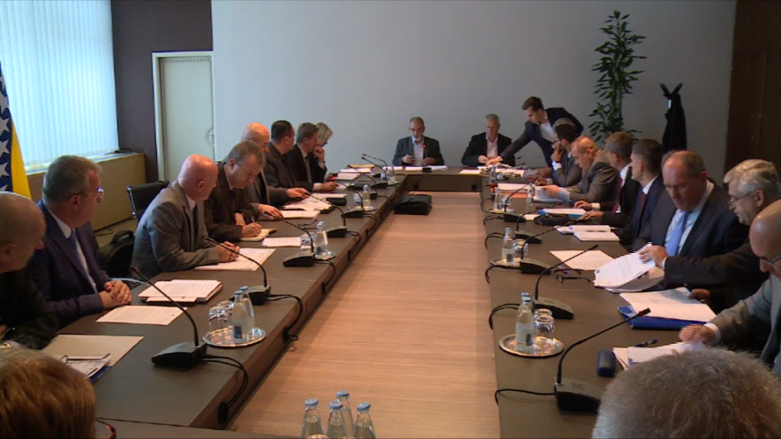 Велике плате, мршави резултати 