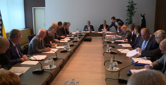 Велике плате, мршави резултати 