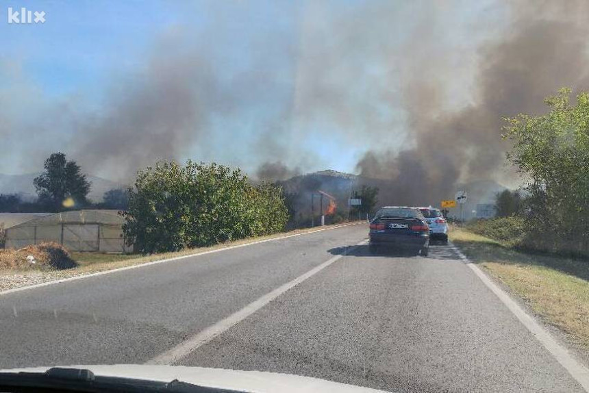 Zbog požara blokiran put