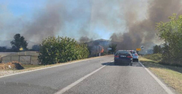 Zbog požara blokiran put 