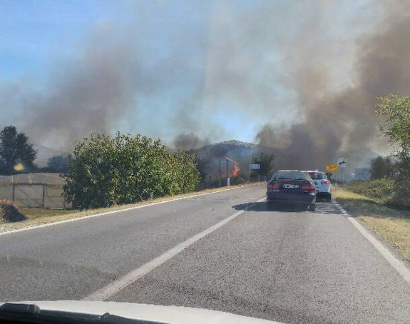 Zbog požara blokiran put 