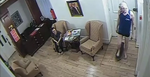 Асанж шпијуниран док се скривао у амбасади ЕК