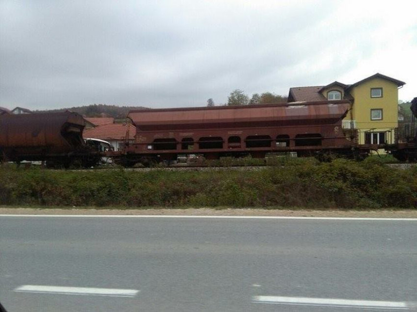 Povrijeđeno 7 lica u sudaru voza i autobusa