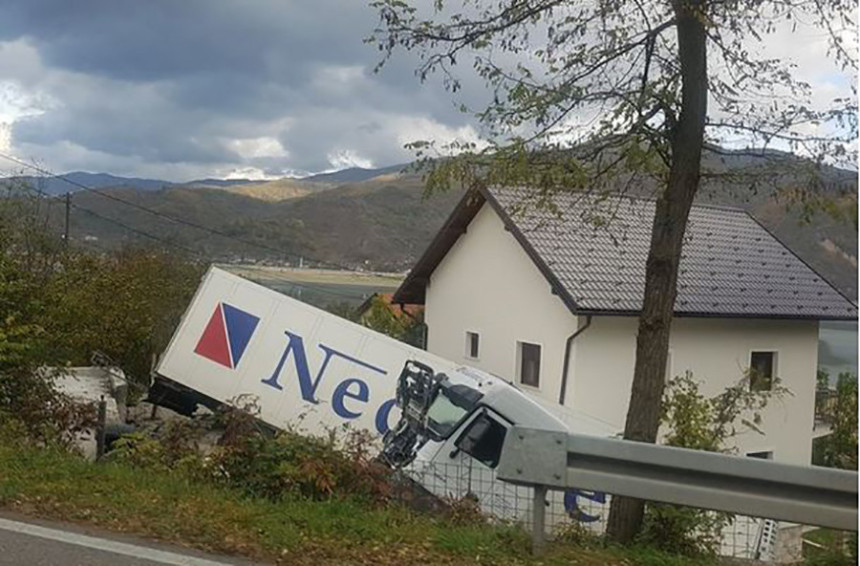 Камион слетио с пута у двориште