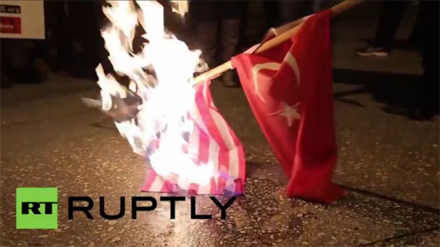 Грци спалили турску и америчку заставу!