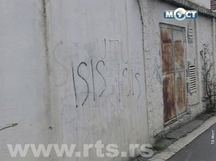 Grafiti ID na kućama Srba u K. Mitrovici