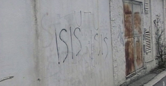 Grafiti ID na kućama Srba u K. Mitrovici