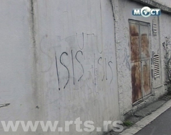 Grafiti ID na kućama Srba u K. Mitrovici